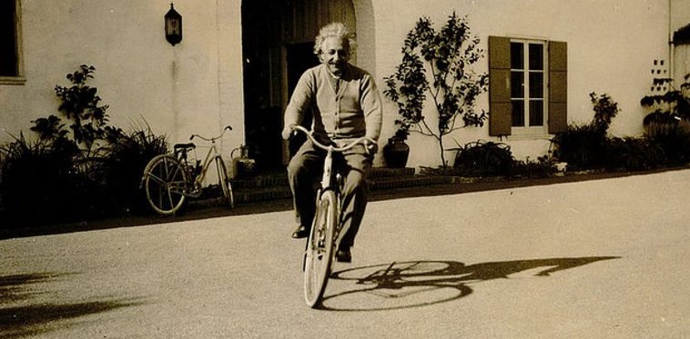 Einstein: pedalear para no perder el equilibrio